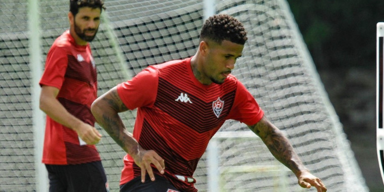 Vitória trabalha troca de passes e bola parada