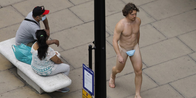 Homem anda nu apenas de máscara pelas ruas de Londres