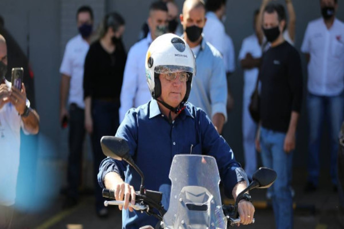 Após teste negativo, Bolsonaro vai de moto até uma oficina