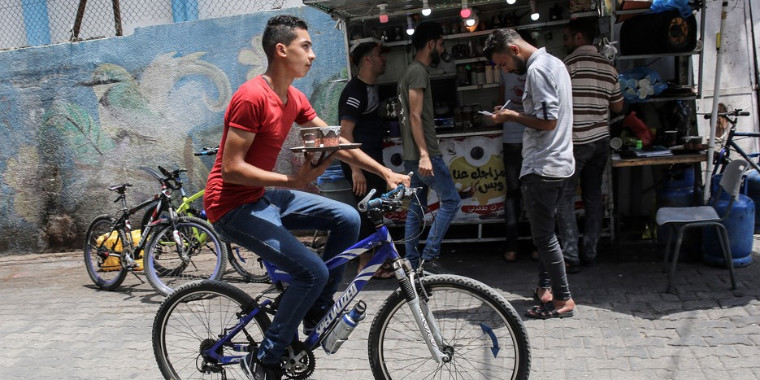 Cafezinho é entregue em bicicletas, na faixa de Gaza