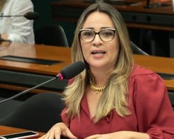 Rejane Dias diz que invasão ao seu gabinete em Brasília foi ilegal
