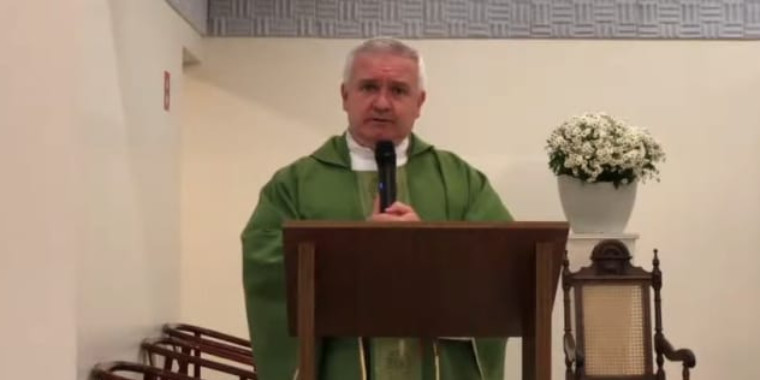 Padre xinga Bolsonaro e diz que eleitores devem se confessar; Vídeo