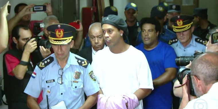 Ronaldinho Gaúcho completa 4 meses preso no Paraguai
