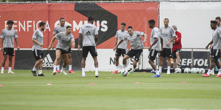 Benfica faz treino com participação de jogadores brasileiros