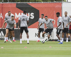 Benfica faz treino com participação de jogadores brasileiros