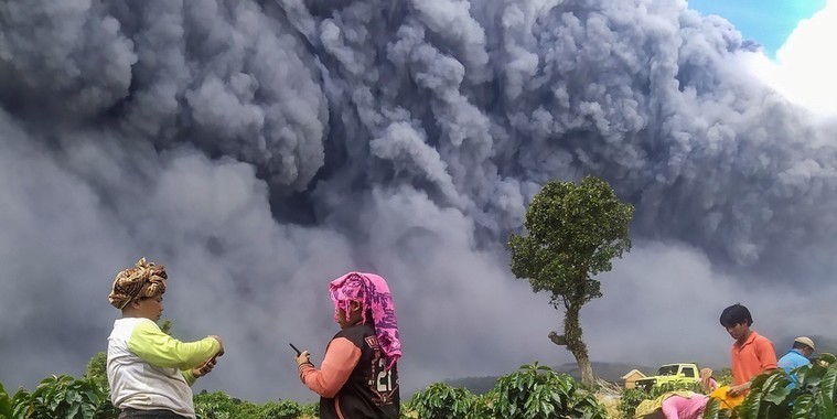 Vulcão entra em erupção e provoca nuvem de cinzas de 5 km na Indonésia