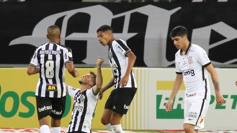 Hyoran comemora um dos gols do Atlético-MG sobre o Corinthians (Foto: Fernando Moreno/AGIF )