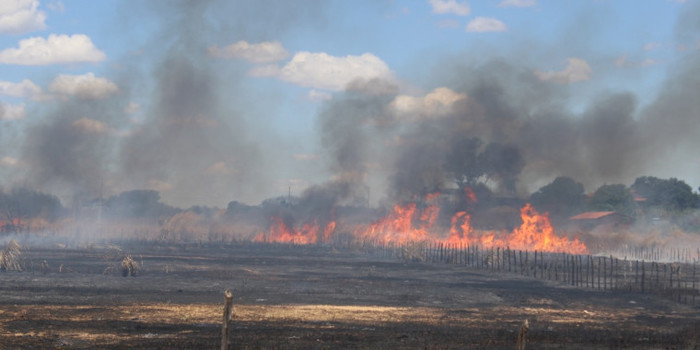 Incêndio cobre todo o bairro Itararé de fumaça e cria pânico na população