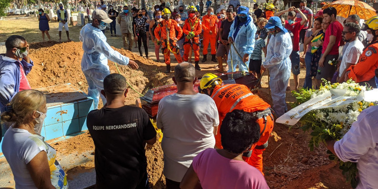 Bombeiro e esposa são sepultados sob forte comoção em Teresina; vídeos