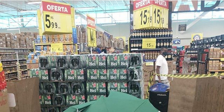 Funcionário morre e corpo é coberto por guarda-sóis;local ficou aberto