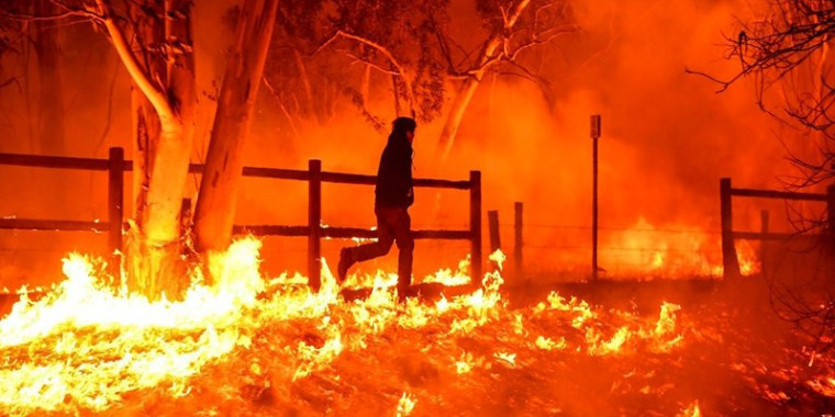 Raios causaram incêndios e os ventos espalharam os fogos