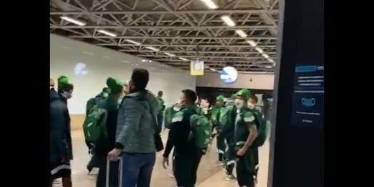 Torcida hostiliza Palmeiras em aeroporto