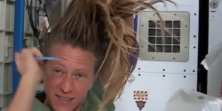Americana ensina como os astronautas lavam os cabelos no espaço; vídeo