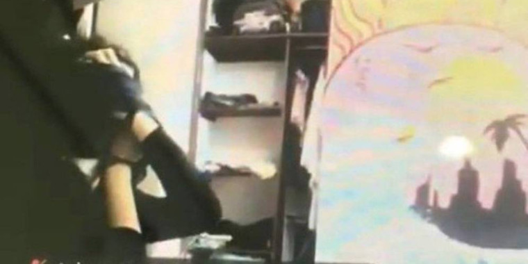 Aluna é rendida e amordaçada por invasor de casa em aula online; vídeo