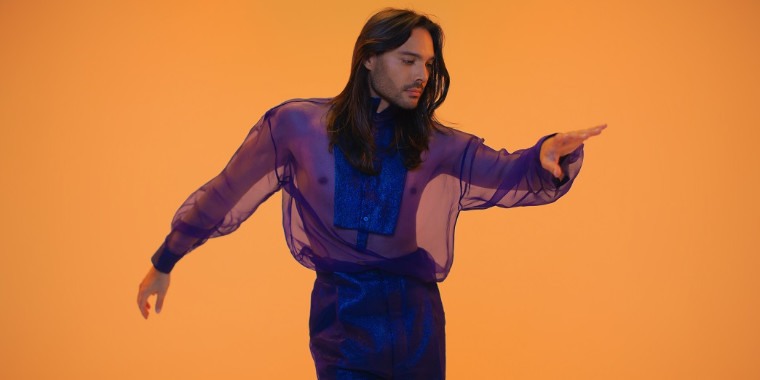 Maranhense, Paolo Ravley lança clipe exuberante para "Pele Morena"