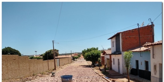 Prefeitura de Inhuma da continuidade ao calçamento da Rua Antônio de Deus