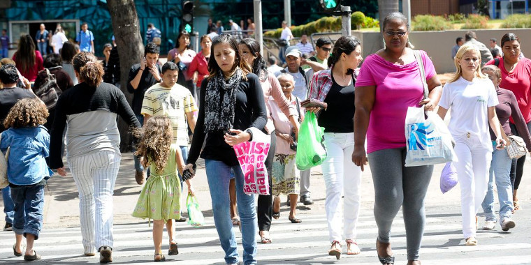 População do Brasil passa de 211,7 milhões de habitantes, estima IBGE