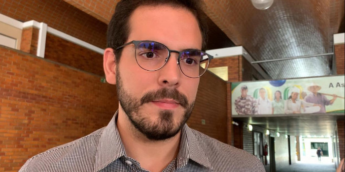 Marcos Sampaio cobra prefeita de Esperantina assinatura para obra
