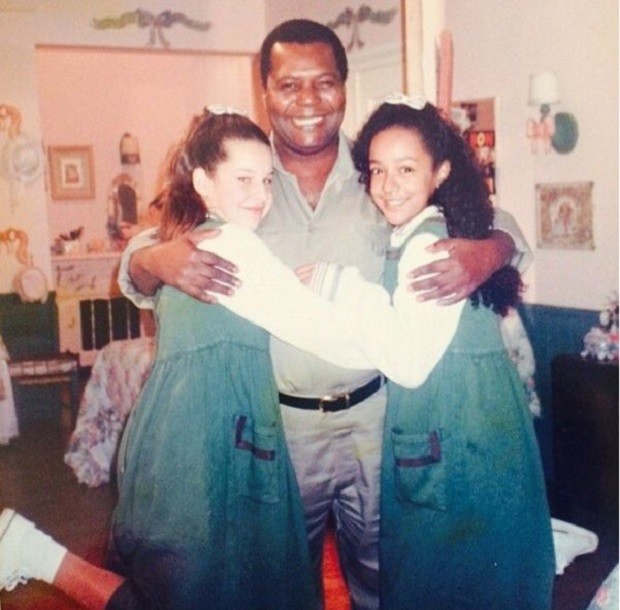 Gésio Amadeu entre Fernanda Souza e Aretha Oliveira, as Chiquititas Mili e Pata, em 1997 - Foto: Reprodução