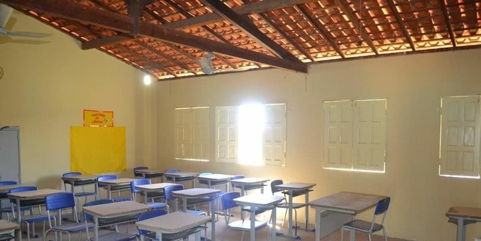 Mais uma escola reformada e aguardando pela volta dos alunos em Monsenhor Gil