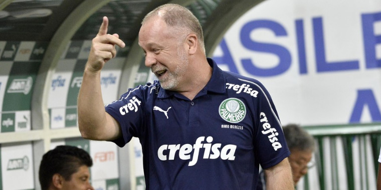 Treinador aceita reduzir salário