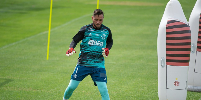 Diego Alves fica fora do Flamengo pela Libertadores