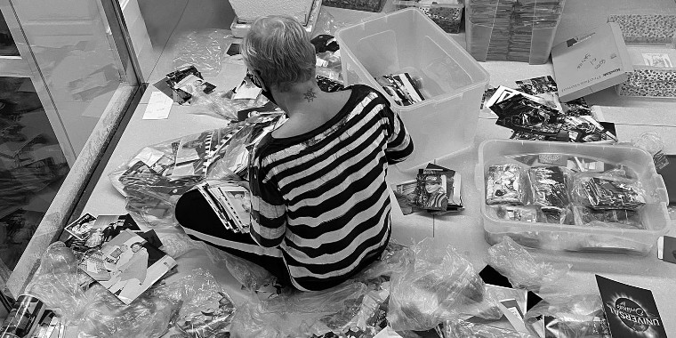 Xuxa revira baú para escolher fotos para o livro "Memórias"