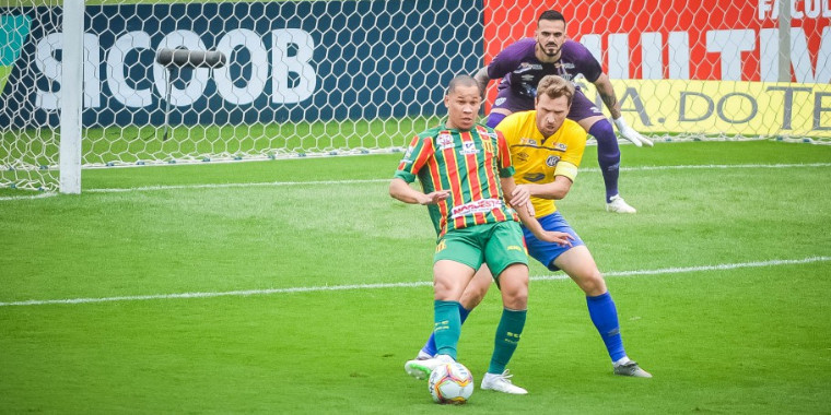 Sampaio Corrêa goleia o Avaí e deixa lanterna da Série B