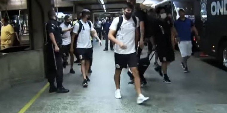 Corinthians sofre ameaças e desembarcar pela pista em aeroportos