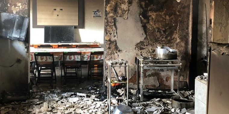 Jogadores pulam do 1º andar para fugir de incêndio