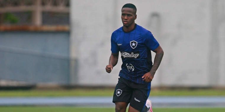 Jogador do Botafogo é acusado de violência de gênero