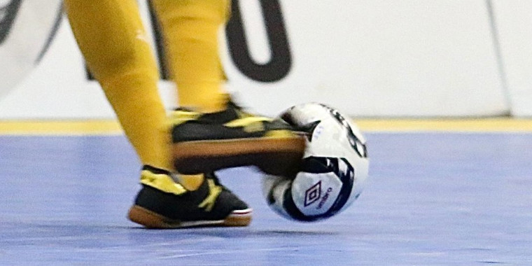 Chute em bola de futsal atinge os 114km/h e impressiona