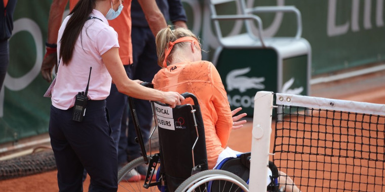 Kiki Bertens sai de quadra de cadeira de rodas após vitória