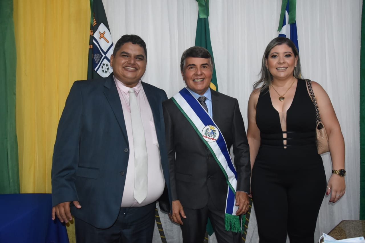 Dona Gilda Carvalho enfaixa seu filho João Luiz, reeleito prefeito de Monsenhor Gil - Imagem 31