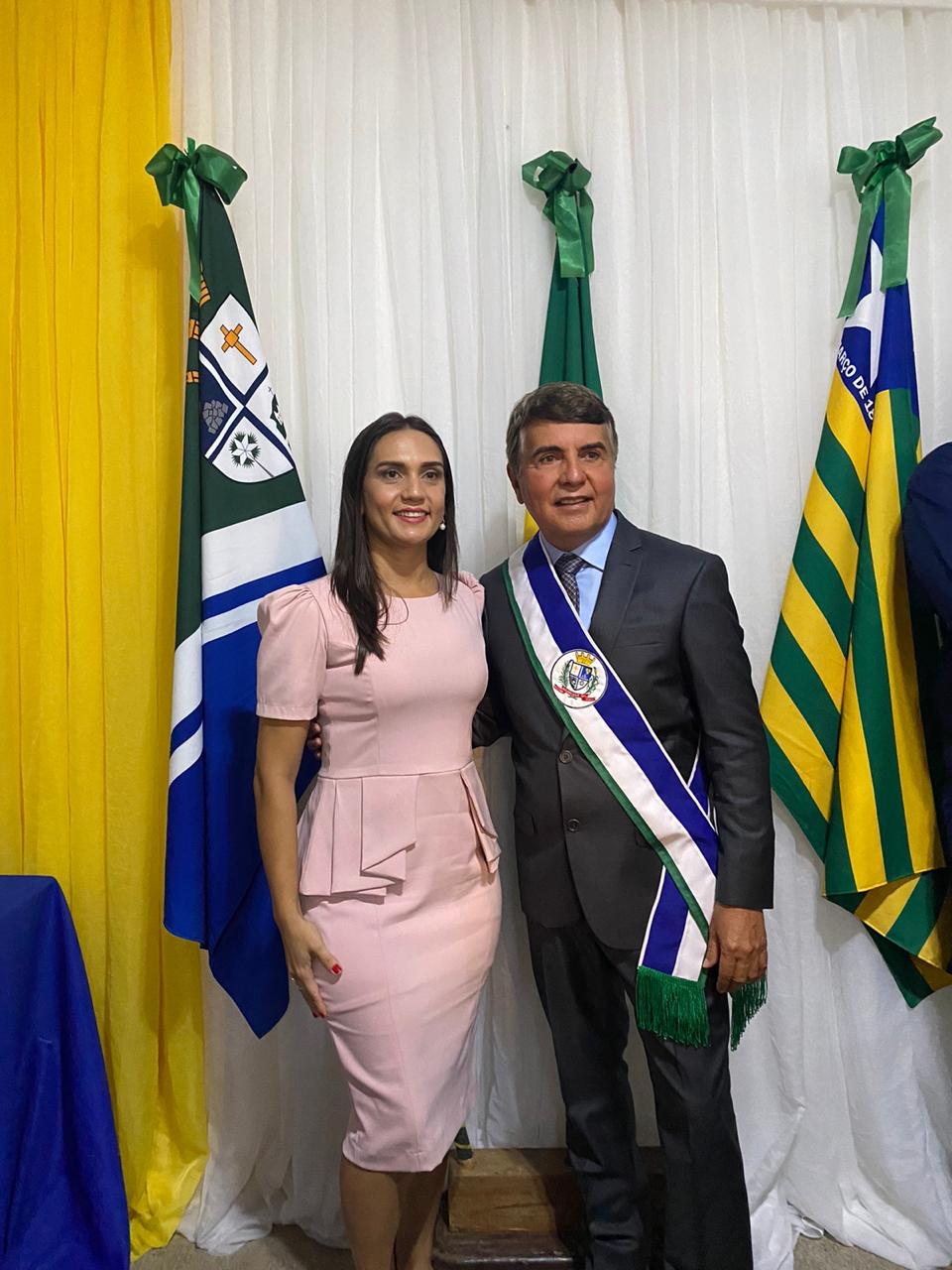Dona Gilda Carvalho enfaixa seu filho João Luiz, reeleito prefeito de Monsenhor Gil - Imagem 10