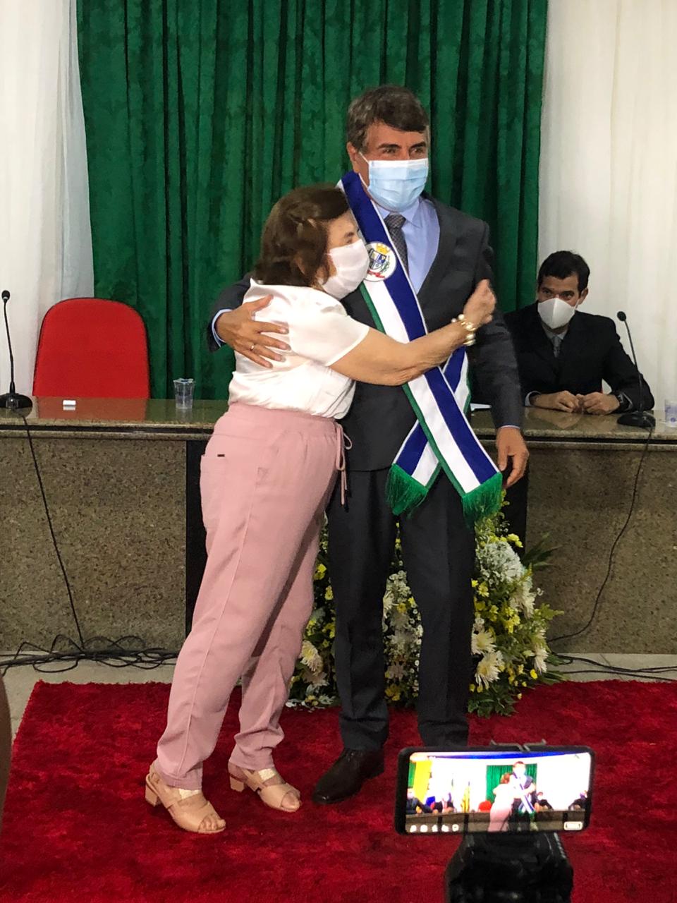 Dona Gilda Carvalho enfaixa seu filho João Luiz, reeleito prefeito de Monsenhor Gil - Imagem 5
