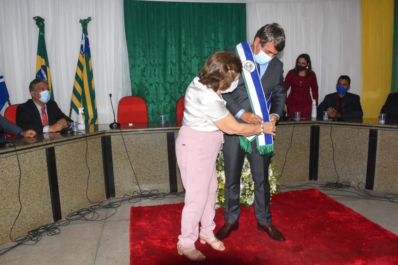 Dona Gilda Carvalho enfaixa seu filho João Luiz, reeleito prefeito de Monsenhor Gil - Imagem 18