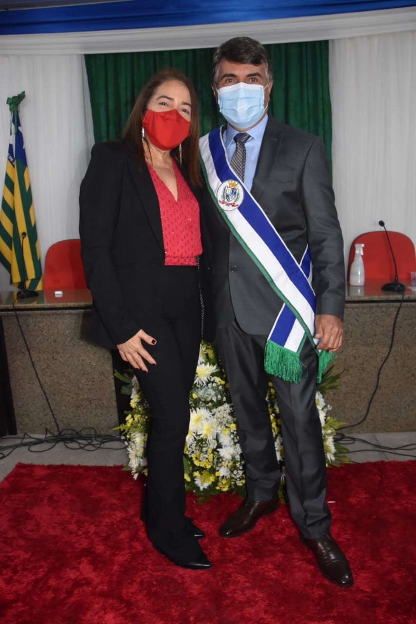 Dona Gilda Carvalho enfaixa seu filho João Luiz, reeleito prefeito de Monsenhor Gil - Imagem 30