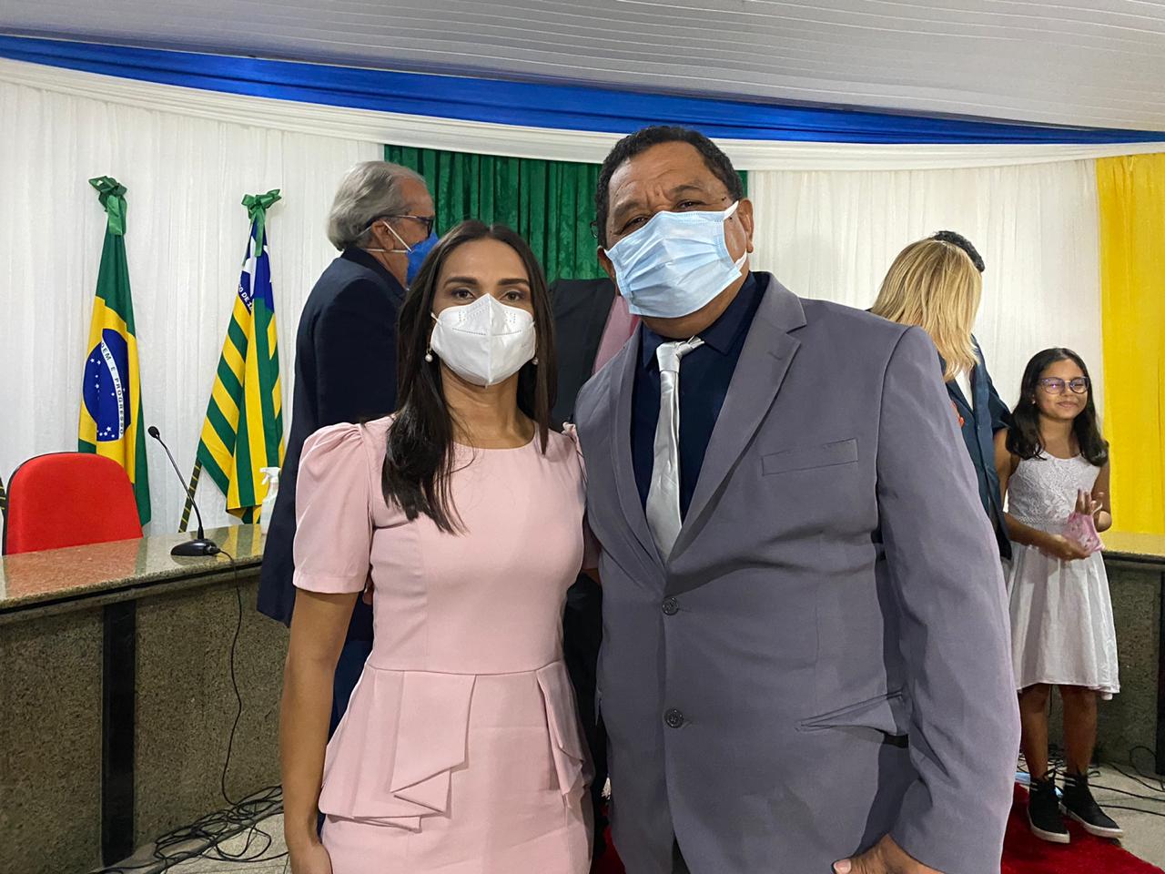 Dona Gilda Carvalho enfaixa seu filho João Luiz, reeleito prefeito de Monsenhor Gil - Imagem 11