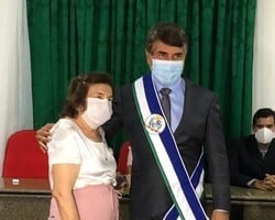 Dona Gilda Carvalho enfaixa seu filho João Luiz, reeleito prefeito de Monsenhor Gil