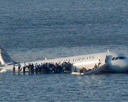 Avião com 155 a bordo faz pouso forçado em rio e todos se salvam