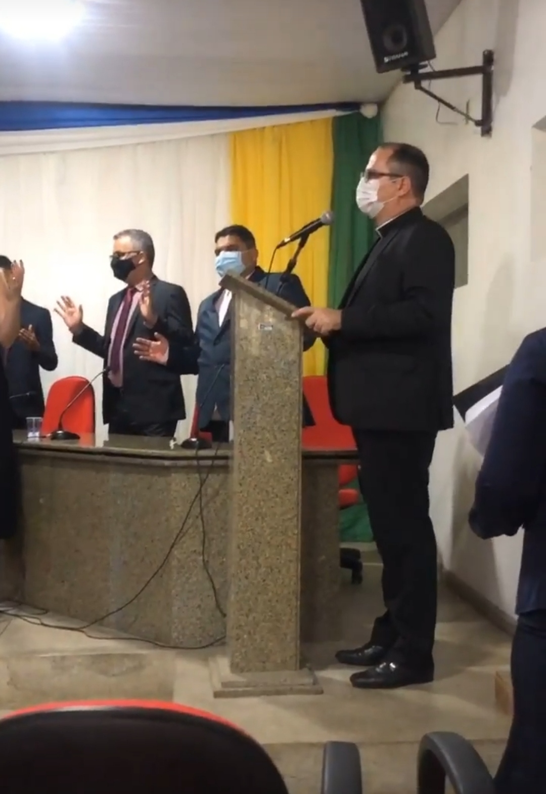Dona Gilda Carvalho enfaixa seu filho João Luiz, reeleito prefeito de Monsenhor Gil - Imagem 12