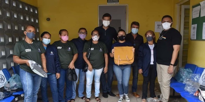 Prefeito João Luiz faz entrega de fardamento para profissionais da saúde e materiais para a vacinação contra a Covid-19