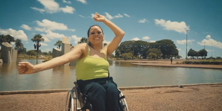 Dançarina cadeirante atua em clipe musical e revela poder da inclusão