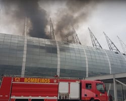 Incêndio atinge Arena Castelão e funcionários tentam apagar fogo;vídeo