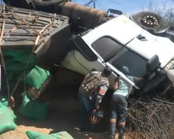 Caminhão capota e motorista morre preso às ferragens em Marcolândia/PI