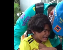 Menino colombiano se emociona ao ver Neymar após jogo em Barraquilla