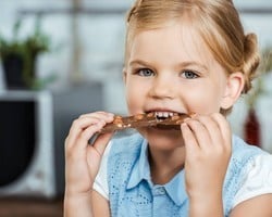Açúcar pode ser prejudicial para a saúde bucal infantil; saiba como lidar
