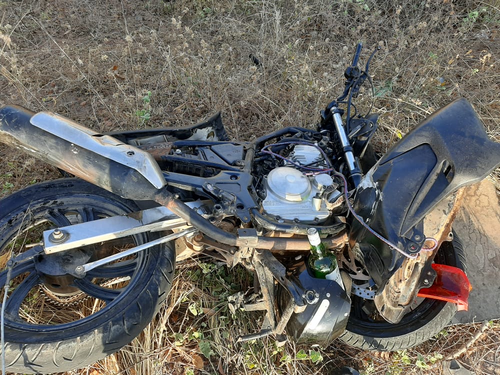 A motocicleta em que estavam os jovens ficou destruída - Foto: Reprodução/Cidades na Net