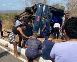 Ônibus tomba e deixa três mortos e vários feridos na BR-135, Sul do Piauí